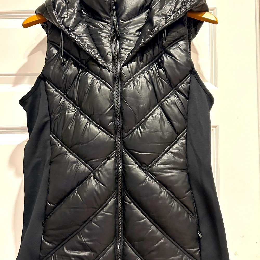 Women's Black Quilted Vest with Faux Fur Neckline - Picture 2 of 8